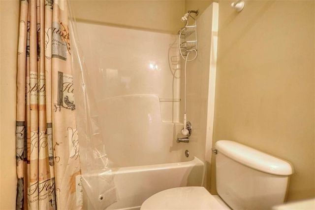 565 Ambur Lake Dr, Lawrenceville, GA 30043