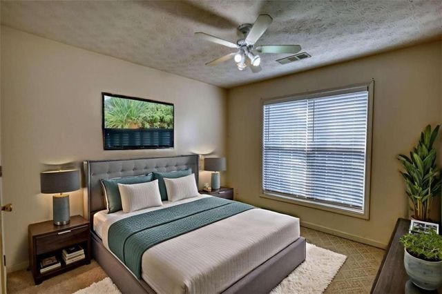 565 Ambur Lake Dr, Lawrenceville, GA 30043