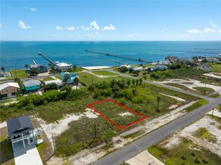 1120 S Magnolia St, Rockport, TX 78382