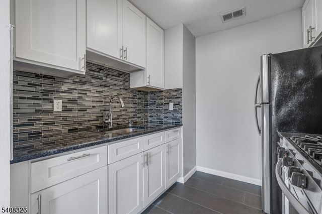 264 Matthews Dr, Newark City, NJ 07103