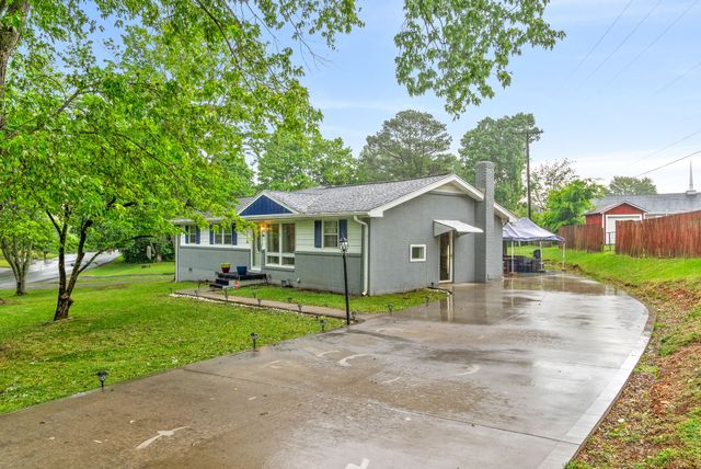 303 Hilldale Ln, Clarksville, TN 37043