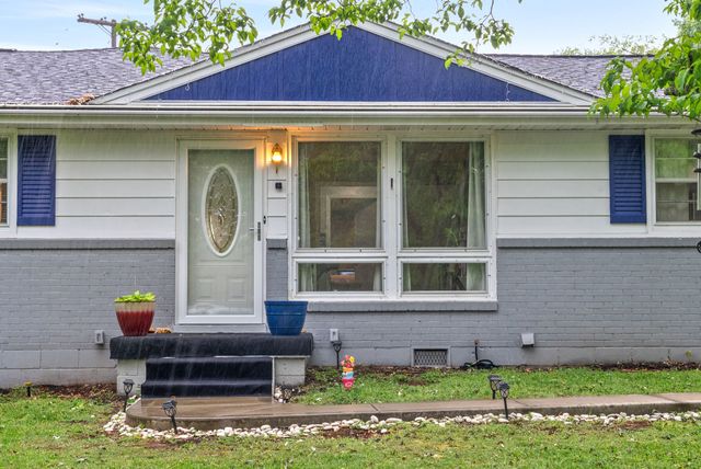 303 Hilldale Ln, Clarksville, TN 37043