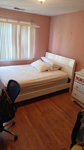 8904 W HEATHWOOD Circle 8904, Niles, IL 60714