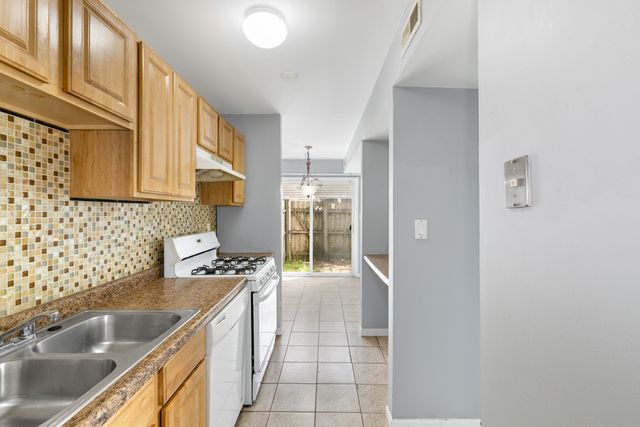 9 Fernwood Drive N, Bolingbrook, IL 60440