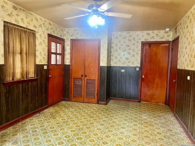 364 School Dr, Poteet, TX 78065