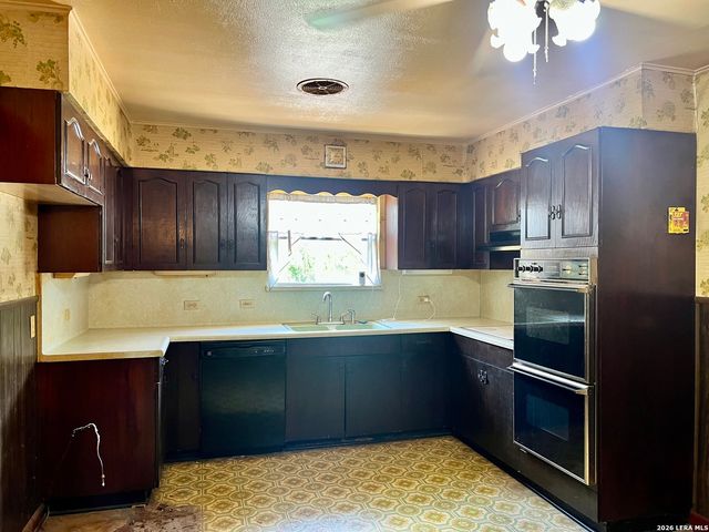 364 School Dr, Poteet, TX 78065