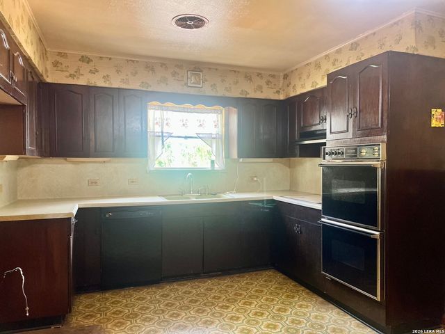 364 School Dr, Poteet, TX 78065