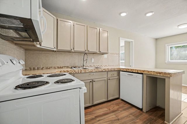 6500 Haden Drive, Hitchcock, TX 77563