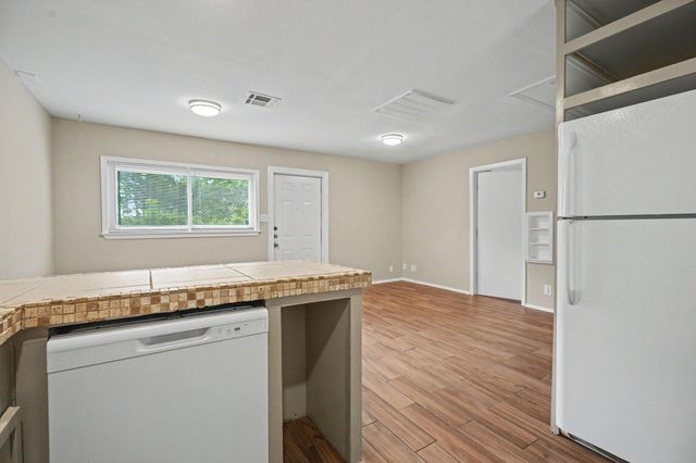6500 Haden Drive, Hitchcock, TX 77563