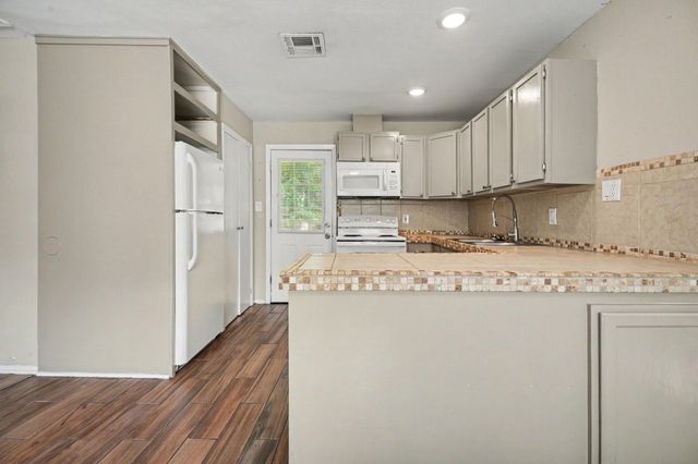 6500 Haden Drive, Hitchcock, TX 77563