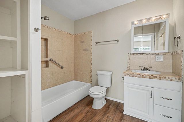 6500 Haden Drive, Hitchcock, TX 77563
