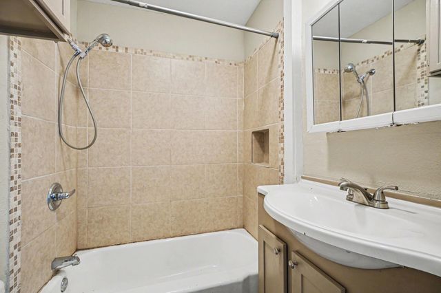 6500 Haden Drive, Hitchcock, TX 77563
