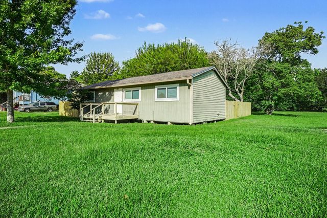 6500 Haden Drive, Hitchcock, TX 77563