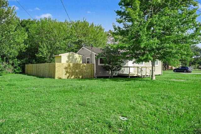 6500 Haden Drive, Hitchcock, TX 77563