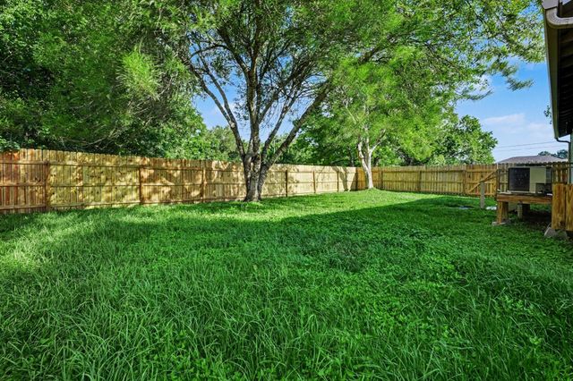 6500 Haden Drive, Hitchcock, TX 77563