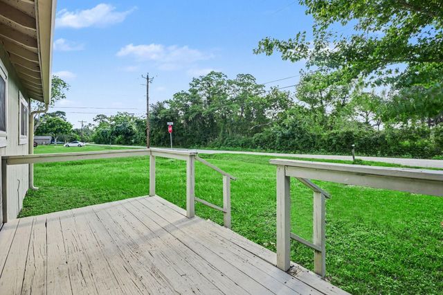 6500 Haden Drive, Hitchcock, TX 77563
