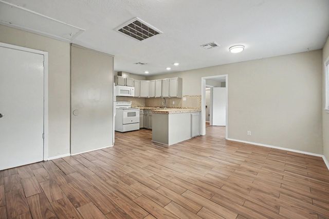 6500 Haden Drive, Hitchcock, TX 77563
