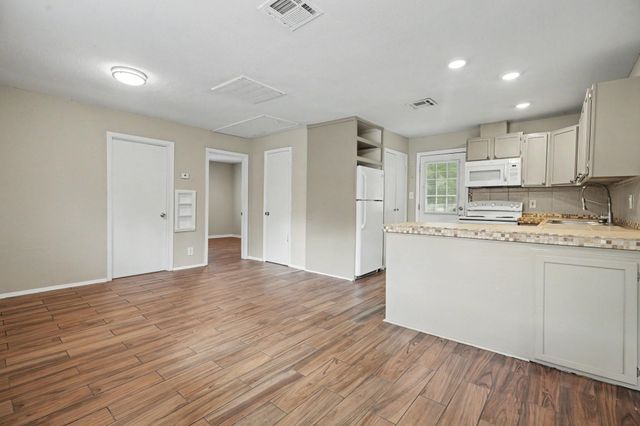 6500 Haden Drive, Hitchcock, TX 77563