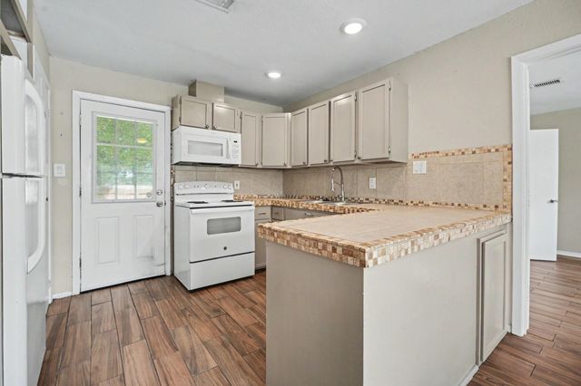 6500 Haden Drive, Hitchcock, TX 77563