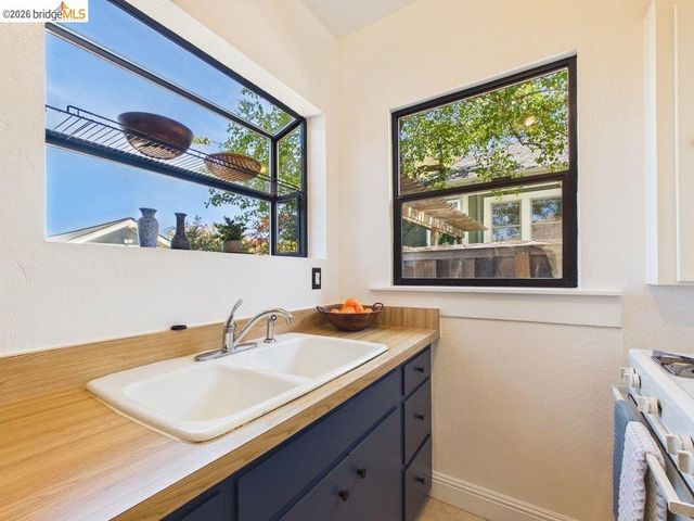 3621 Rhoda Ave, Oakland, CA 94602