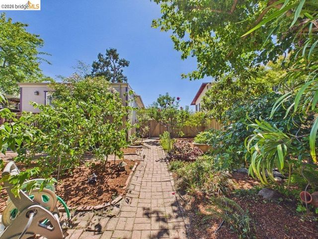 3621 Rhoda Ave, Oakland, CA 94602