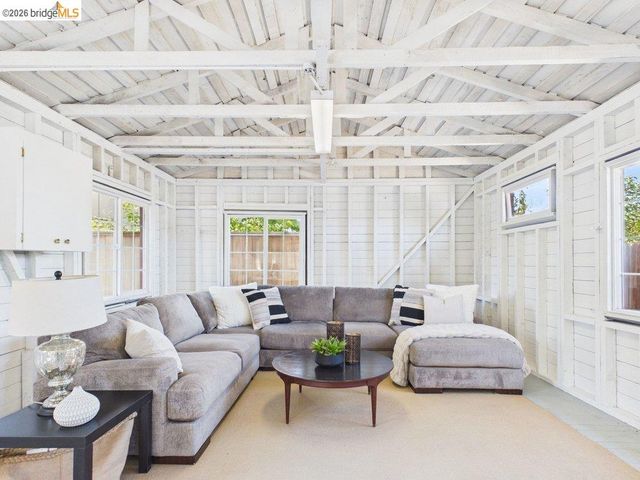 3621 Rhoda Ave, Oakland, CA 94602