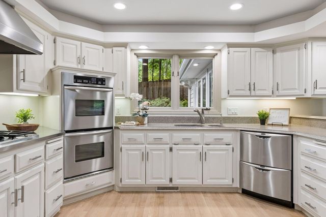 16318 Limerick Lane, Minnetonka, MN 55345