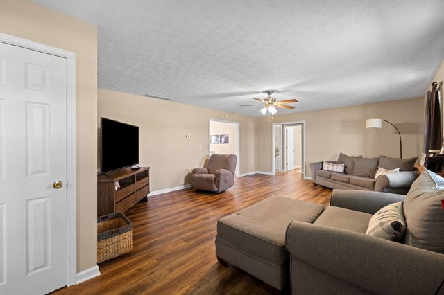 5200 Louisville Road, Salvisa, KY 40372