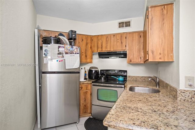 213 Lake Pointe Drive 203, Oakland Park, FL 33309