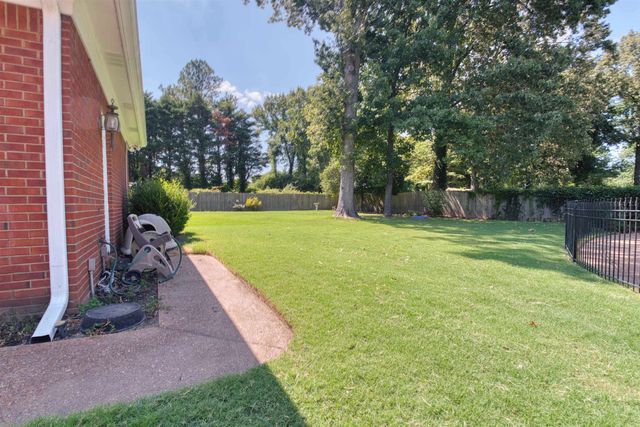 1895 WOOD OAK DR, Memphis, TN 38016