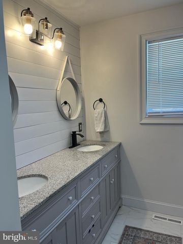 2 LEE CT, Marlton, NJ 08053