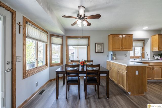 1702 Savannah Drive, Papillion, NE 68133