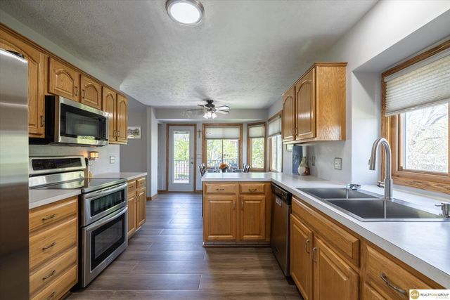 1702 Savannah Drive, Papillion, NE 68133