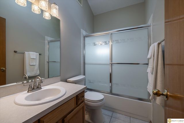 1702 Savannah Drive, Papillion, NE 68133