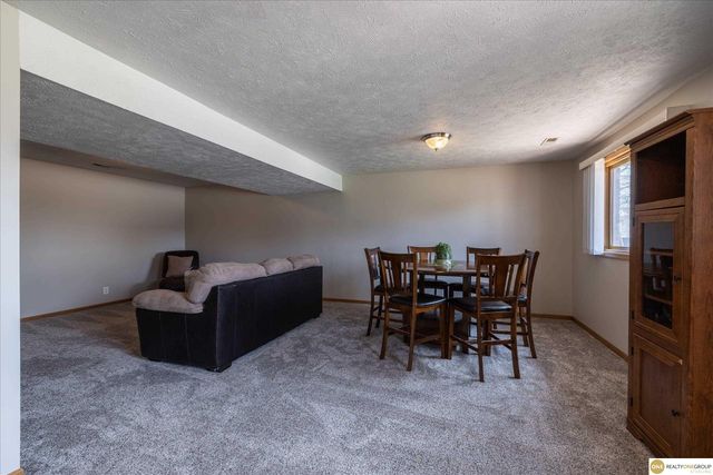 1702 Savannah Drive, Papillion, NE 68133