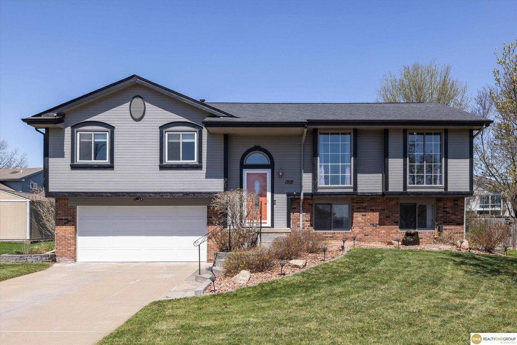 1702 Savannah Drive, Papillion, NE 68133