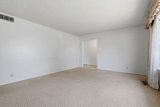 1522 E Bolinger Way, Dinuba, CA 93618