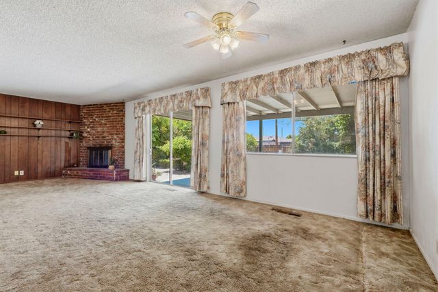 1522 E Bolinger Way, Dinuba, CA 93618