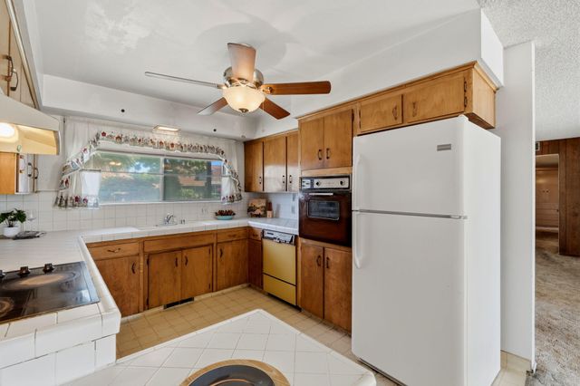1522 E Bolinger Way, Dinuba, CA 93618