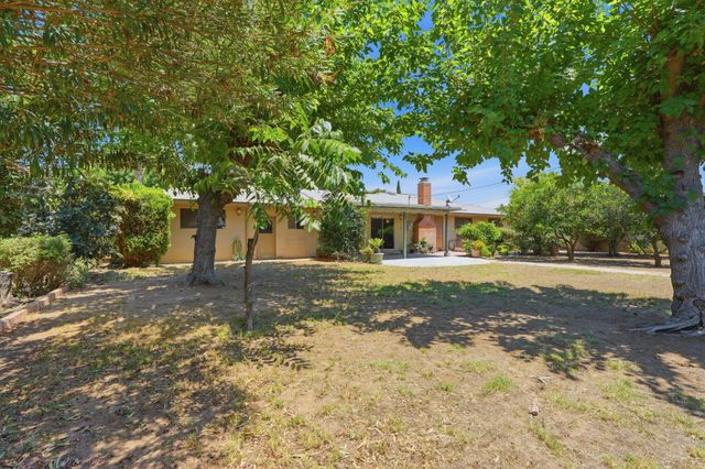1522 E Bolinger Way, Dinuba, CA 93618