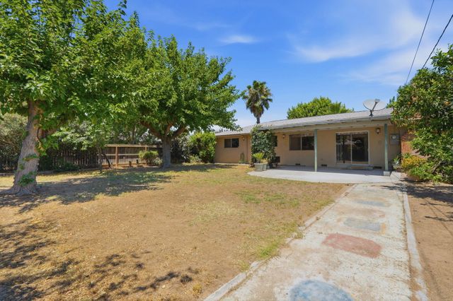 1522 E Bolinger Way, Dinuba, CA 93618