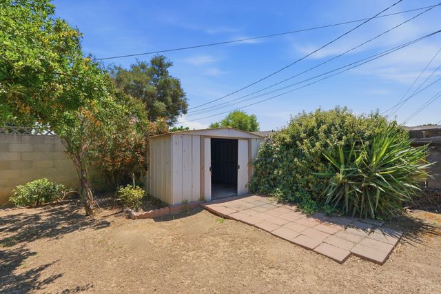 1522 E Bolinger Way, Dinuba, CA 93618
