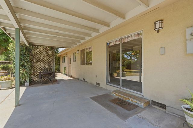 1522 E Bolinger Way, Dinuba, CA 93618