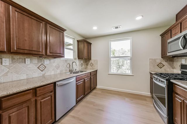 320 S Jamison Street, La Porte, TX 77571