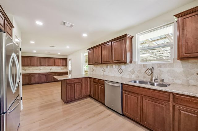 320 S Jamison Street, La Porte, TX 77571