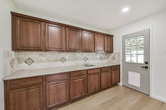 320 S Jamison Street, La Porte, TX 77571