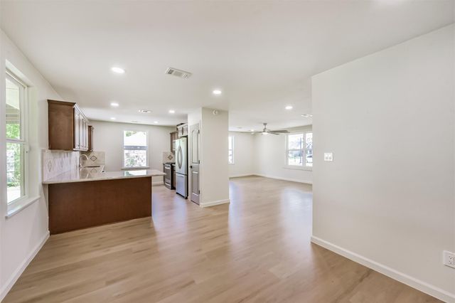 320 S Jamison Street, La Porte, TX 77571