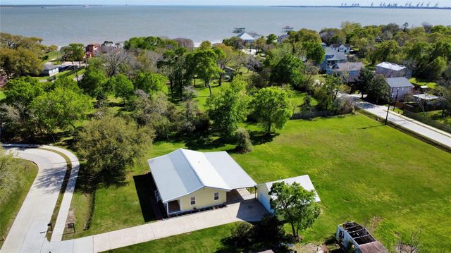 320 S Jamison Street, La Porte, TX 77571