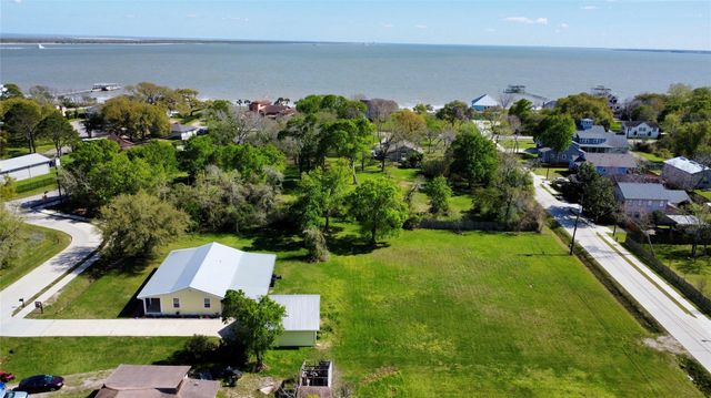 320 S Jamison Street, La Porte, TX 77571