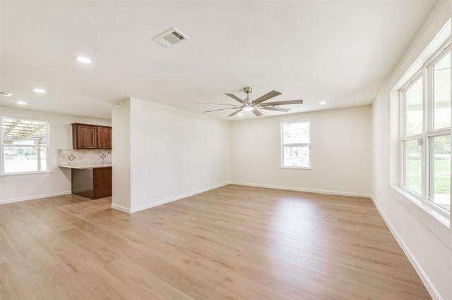 320 S Jamison Street, La Porte, TX 77571